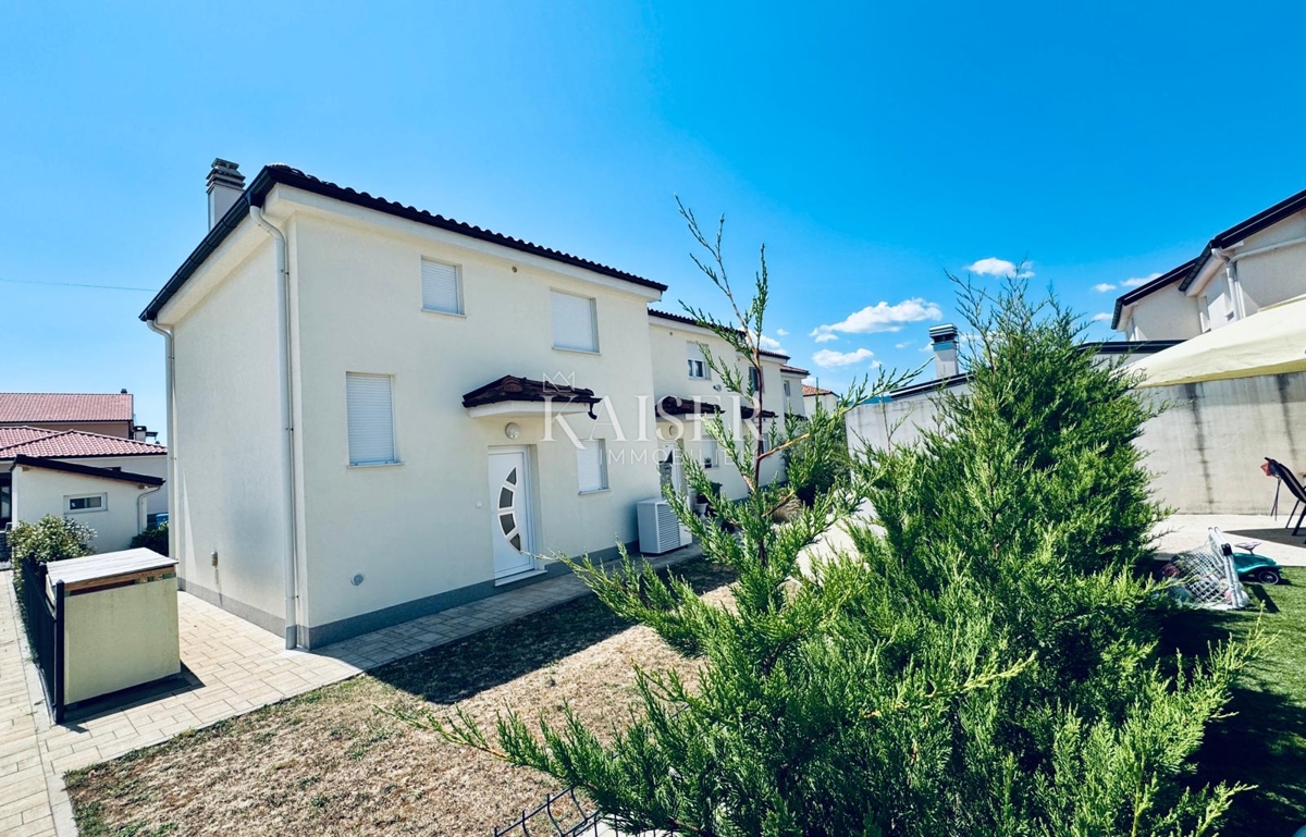Reka - Škurinje, moderna hiša z vrtom, tri spalnice, parkirna mesta