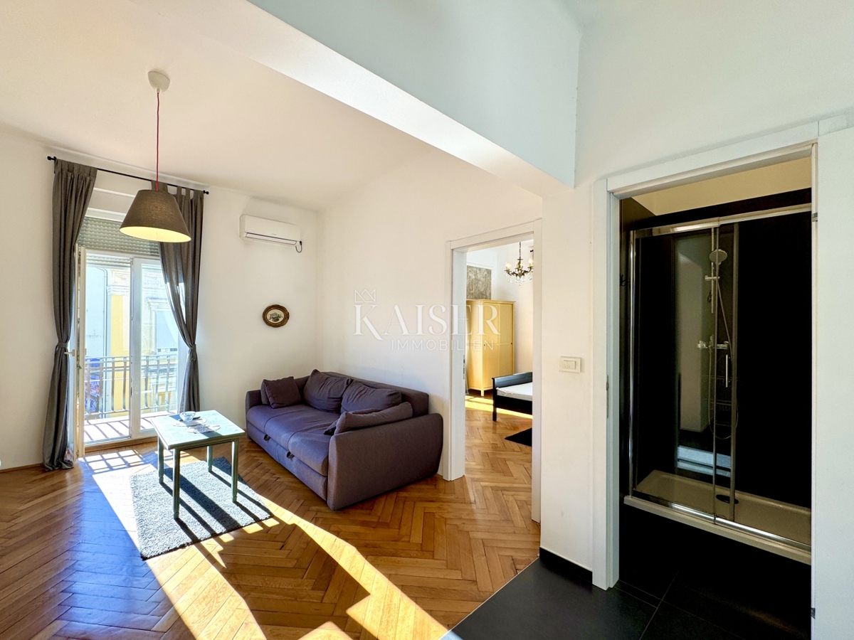 Opatija - Dva apartmaja z velikim balkonom v samem centru 100 m od morja