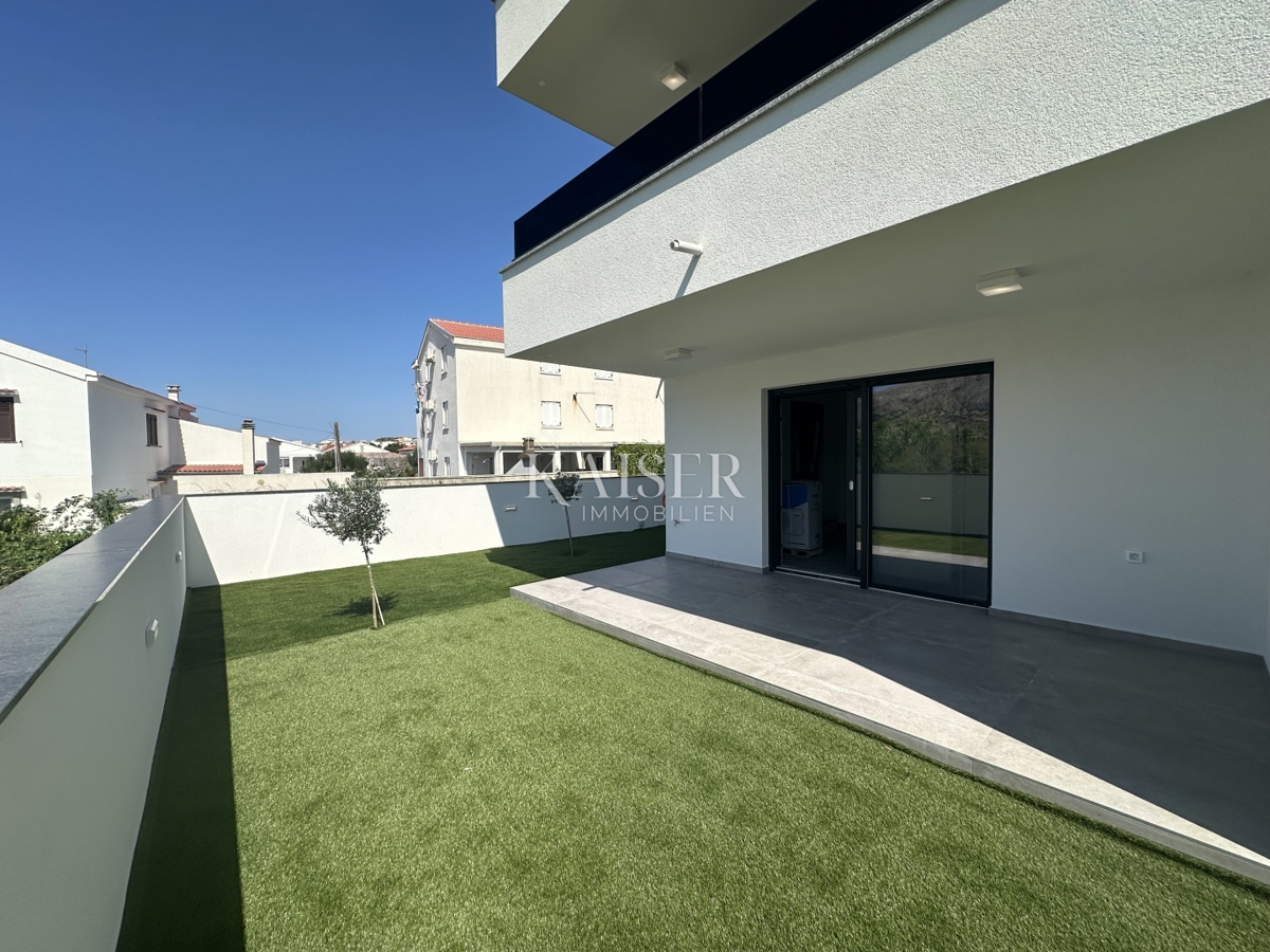 Pag - dvosobno stanovanje 80 m2 z velikim vrtom 75 m2 ob morju