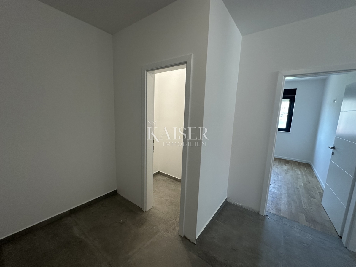 Pag - dvosobno stanovanje 80 m2 z velikim vrtom 75 m2 ob morju