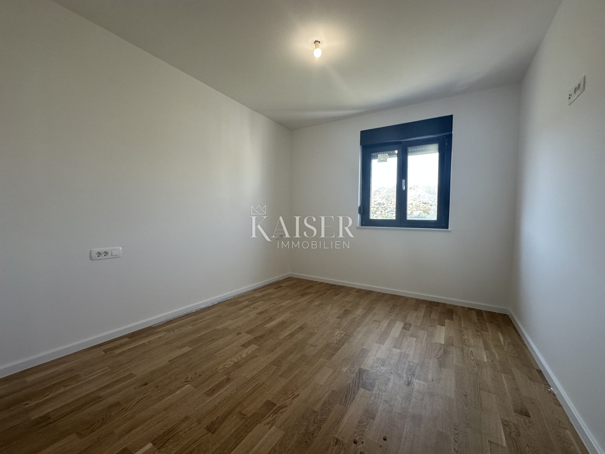 Pag - dvosobno stanovanje 80 m2 z velikim vrtom 75 m2 ob morju