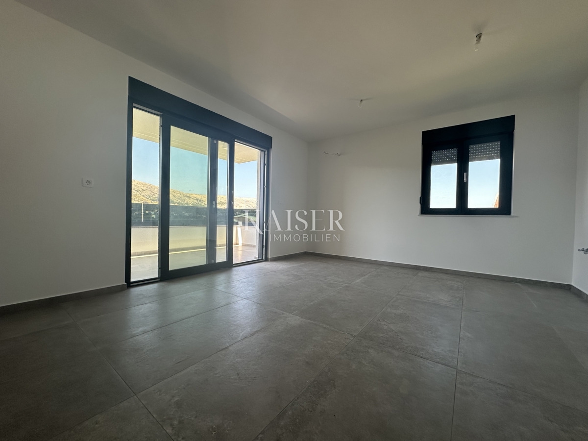 Pag - dvosobno stanovanje 80 m2 z velikim vrtom 75 m2 ob morju