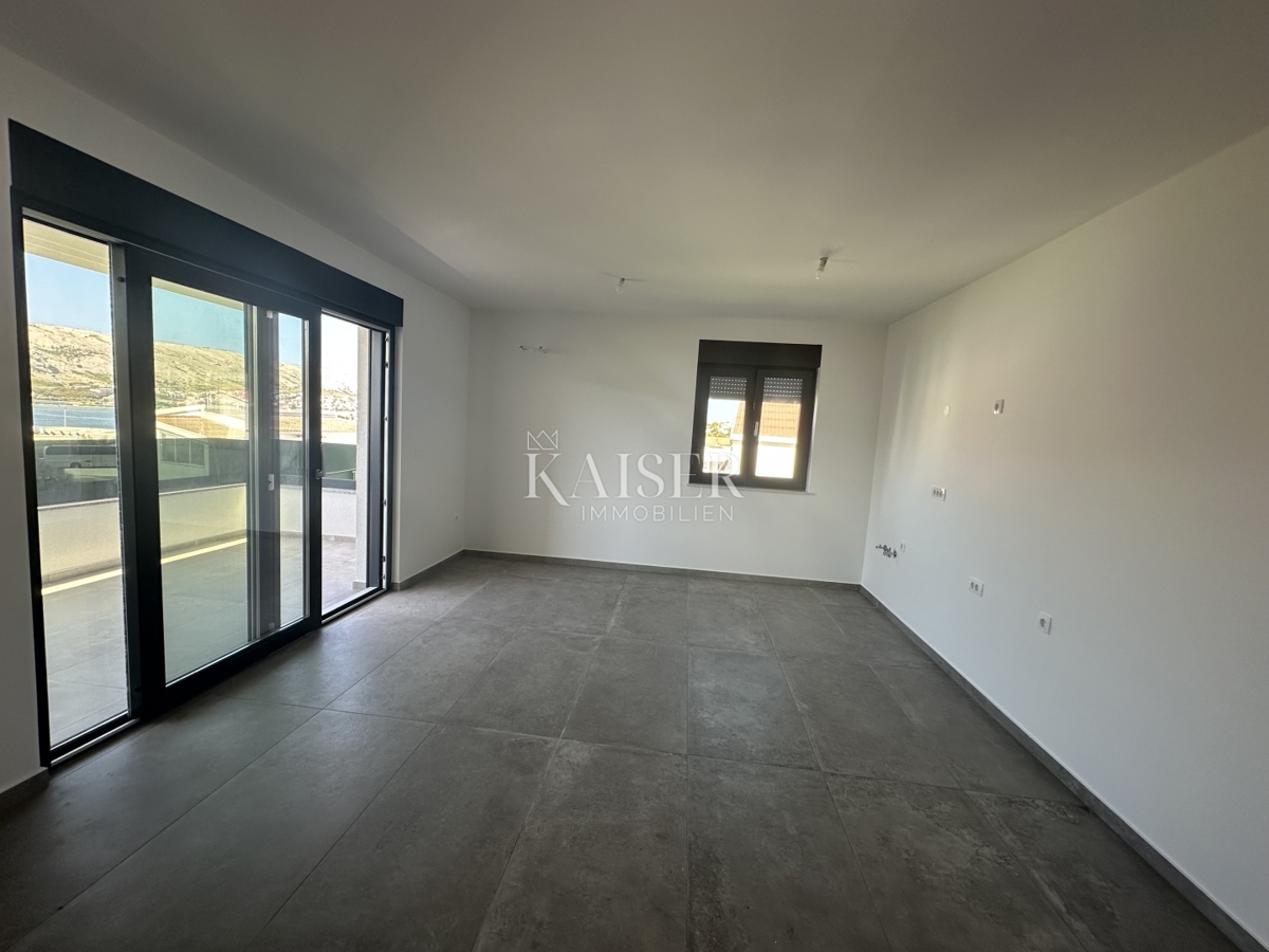 Pag - dvosobno stanovanje 80 m2 z velikim vrtom 75 m2 ob morju
