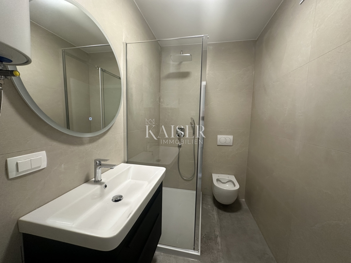 Pag - dvosobno stanovanje 80 m2 z velikim vrtom 75 m2 ob morju