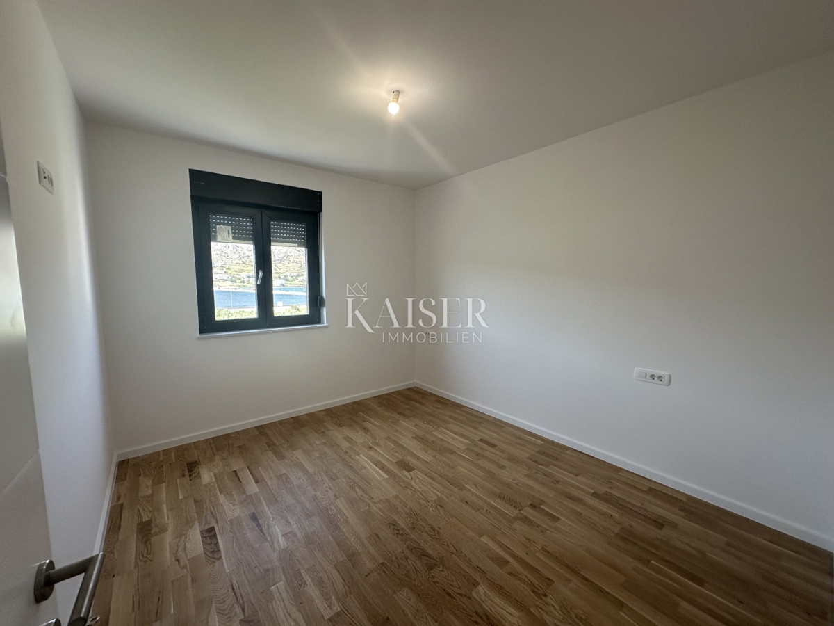 Pag - dvosobno stanovanje 80 m2 z velikim vrtom 75 m2 ob morju