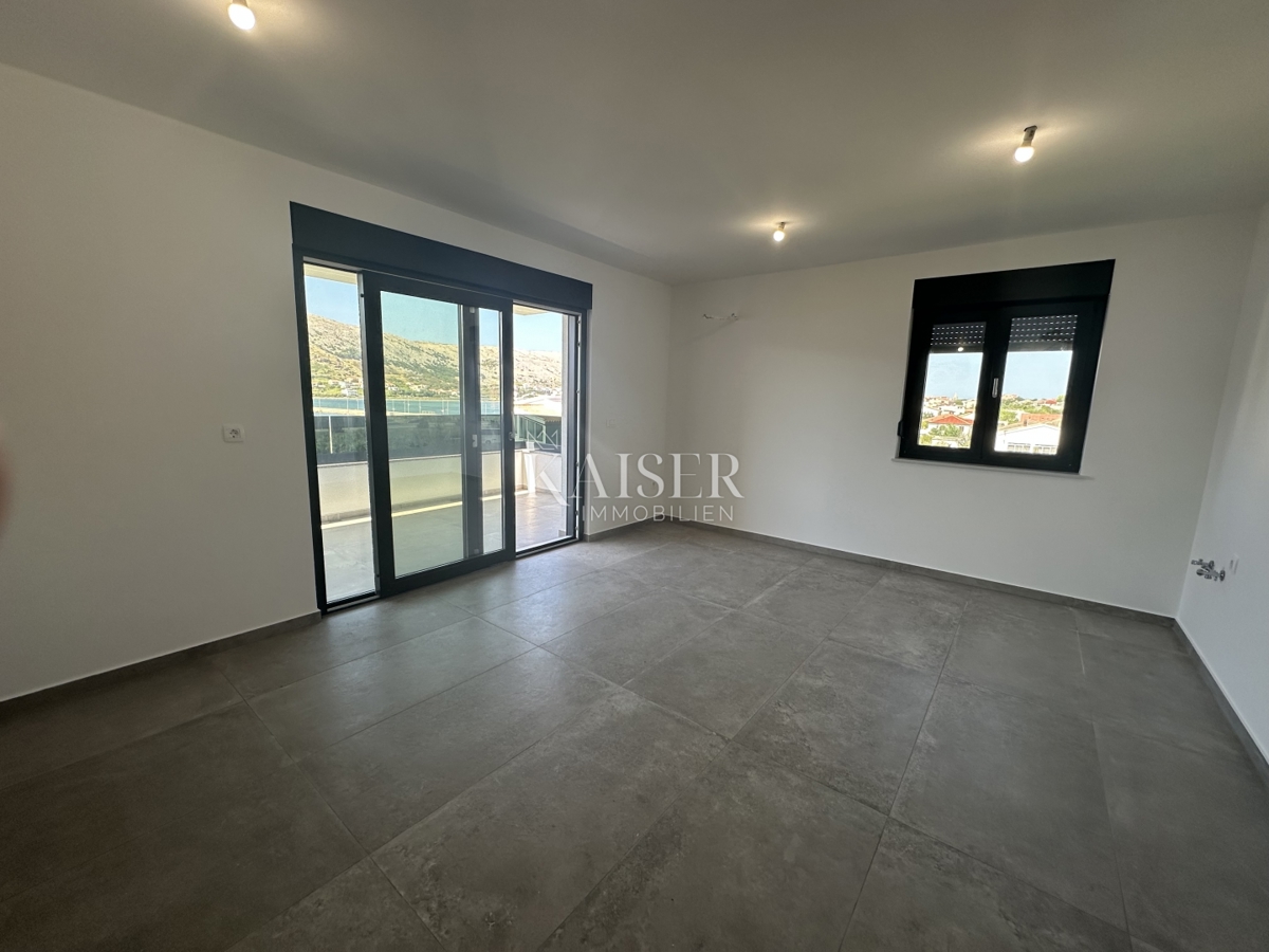 Pag - dvosobno stanovanje 80 m2 z velikim vrtom 75 m2 ob morju