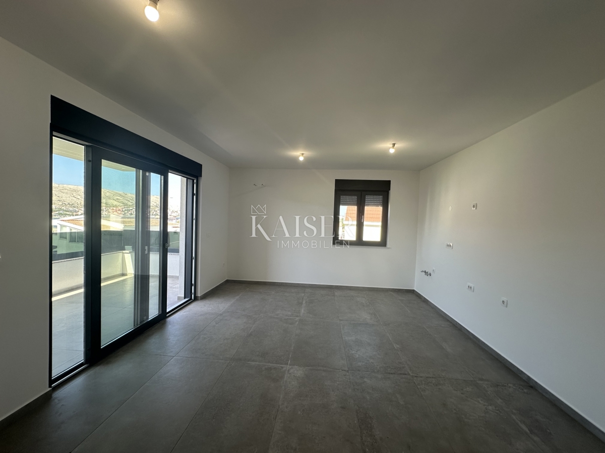 Pag - dvosobno stanovanje 80 m2 z velikim vrtom 75 m2 ob morju