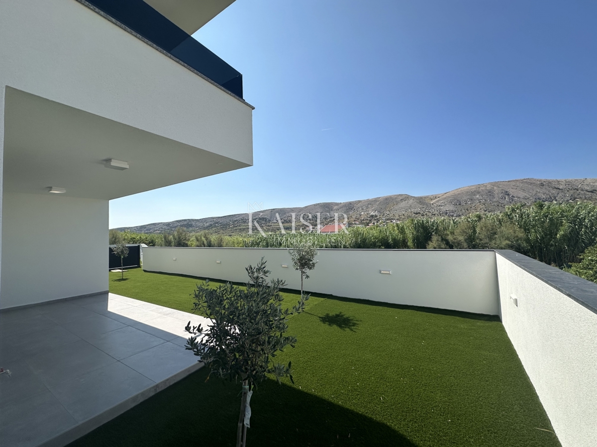 Pag - dvosobno stanovanje 80 m2 z velikim vrtom 75 m2 ob morju
