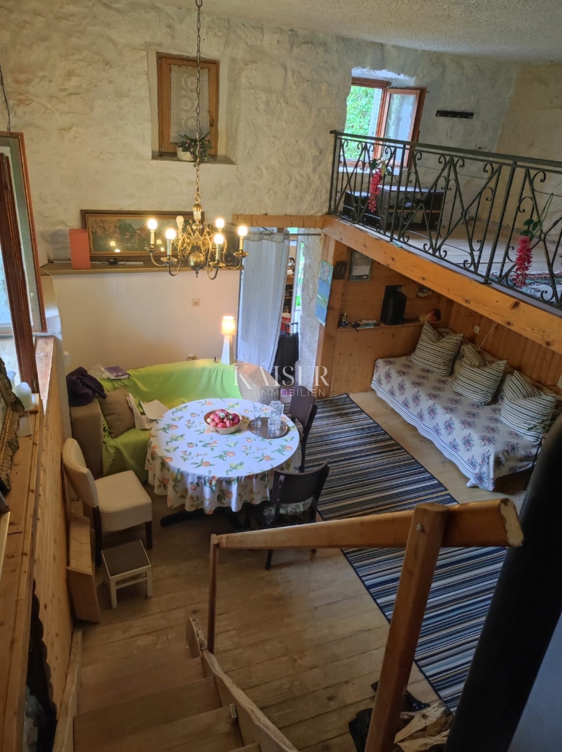 Gračac, Mazin - 100 m2 hiša obdana z naravo