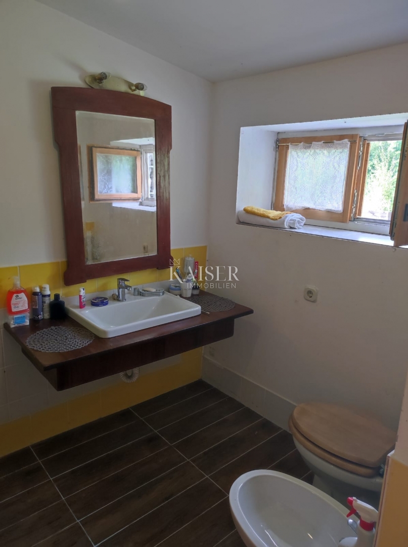 Gračac, Mazin - 100 m2 hiša obdana z naravo