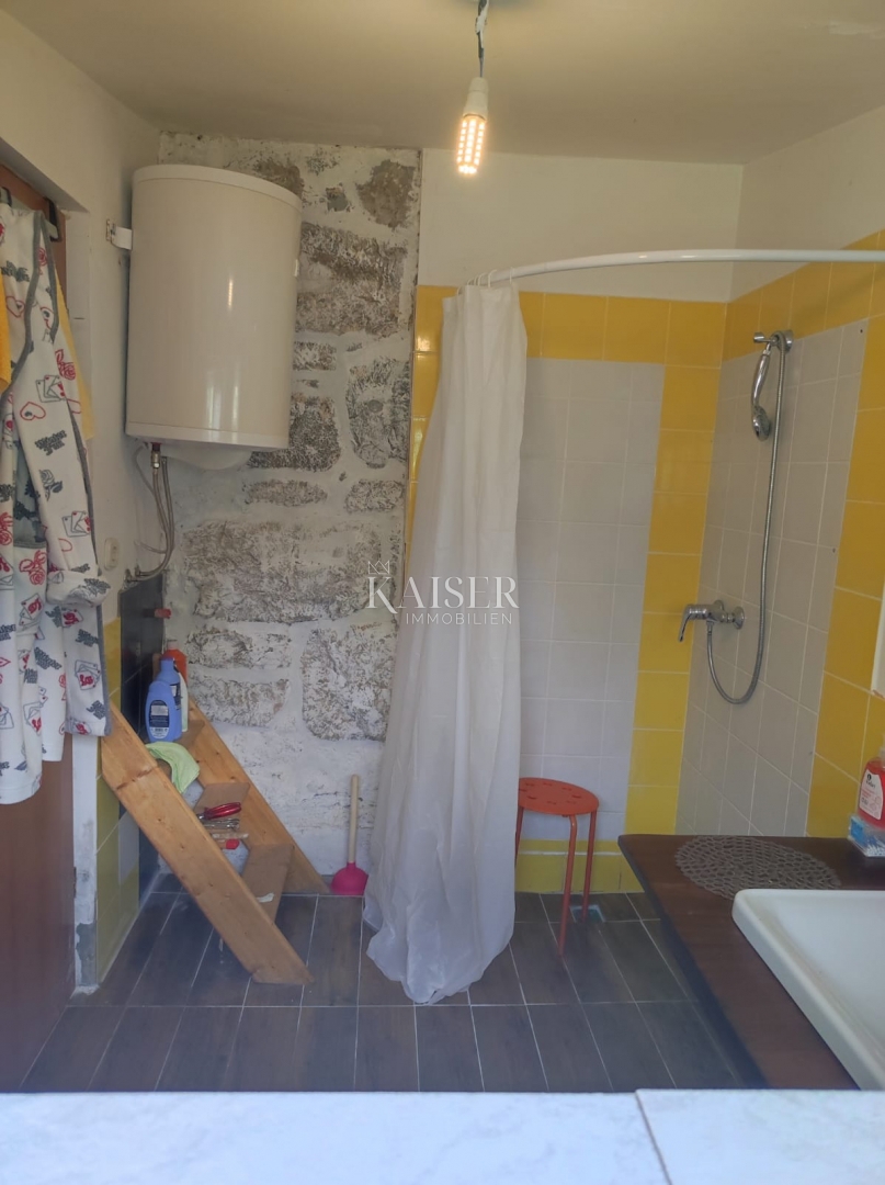 Gračac, Mazin - 100 m2 hiša obdana z naravo