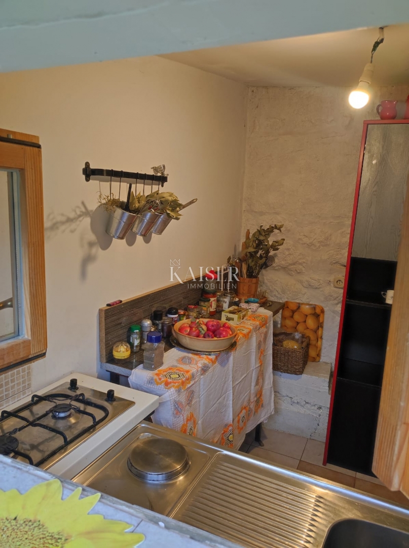 Gračac, Mazin - 100 m2 hiša obdana z naravo