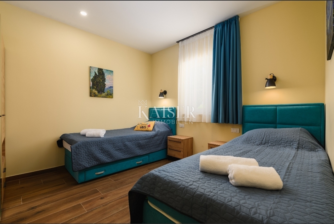 Istra, Kanfanar - Moderna vila s pogledom na morje z bazenom in gospodarskim poslopjem