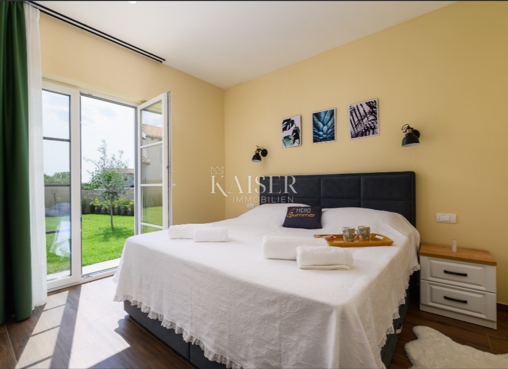 Istra, Kanfanar - Moderna vila s pogledom na morje z bazenom in gospodarskim poslopjem