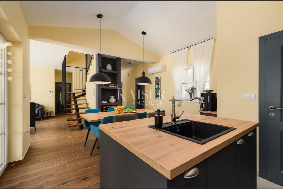 Istra, Kanfanar - Moderna vila s pogledom na morje z bazenom in gospodarskim poslopjem