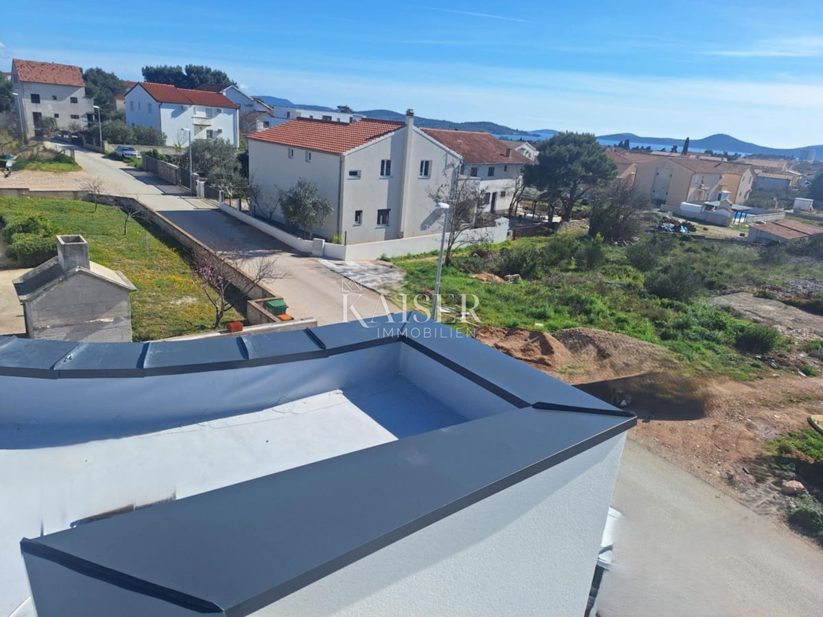 Vodice - Moderna dvonadstropna vila z garažo in prostornimi terasami