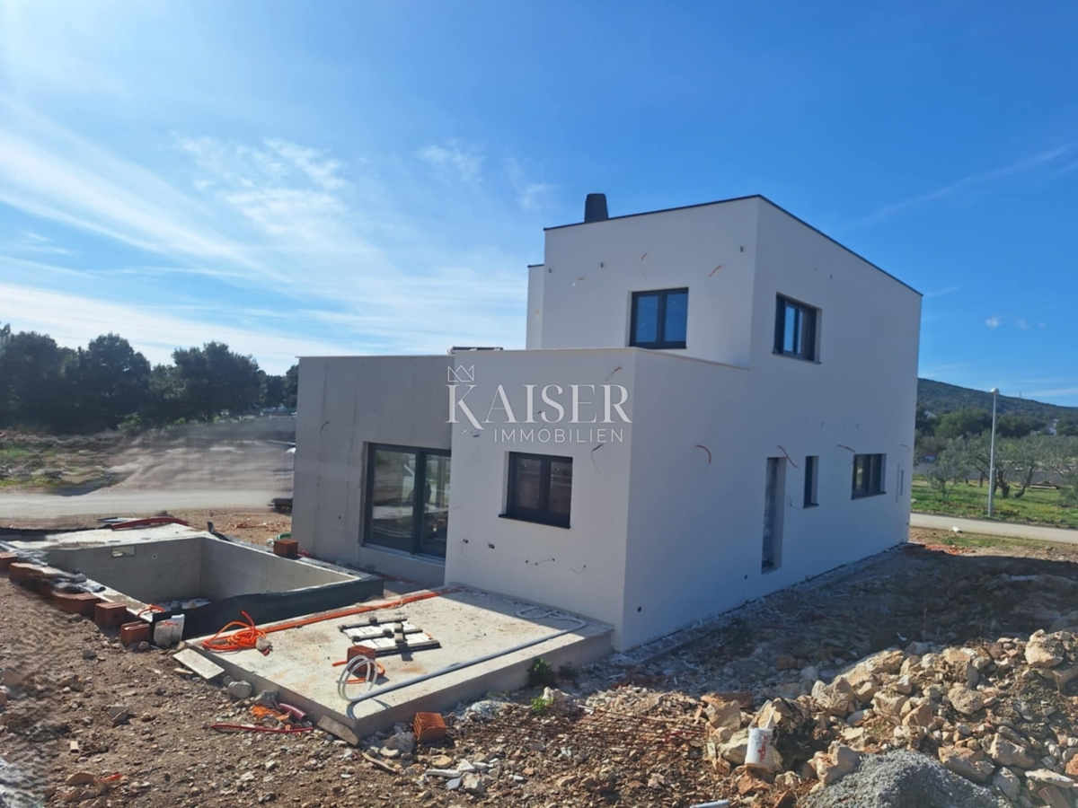 Vodice - Moderna dvonadstropna vila z garažo in prostornimi terasami