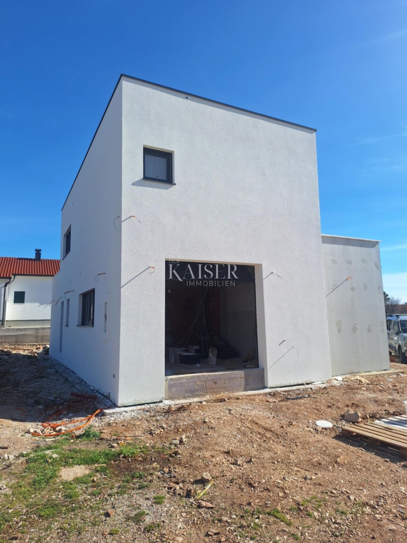 Vodice - Moderna dvonadstropna vila z garažo in prostornimi terasami