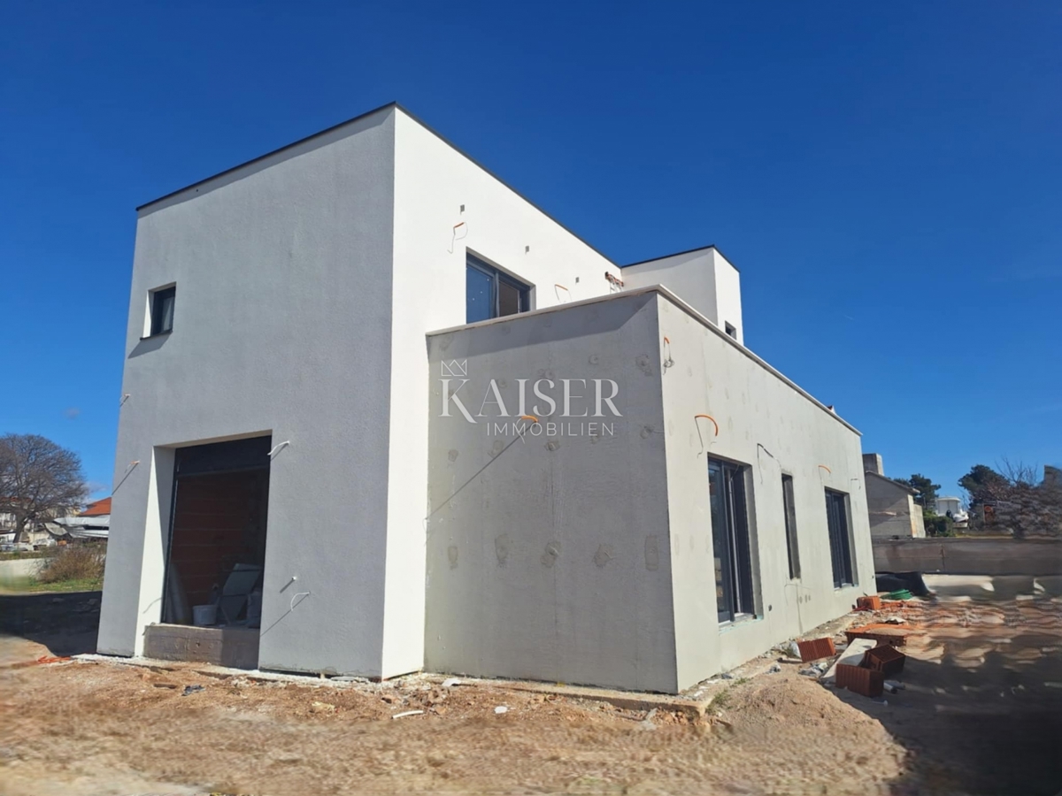 Vodice - Moderna dvonadstropna vila z garažo in prostornimi terasami