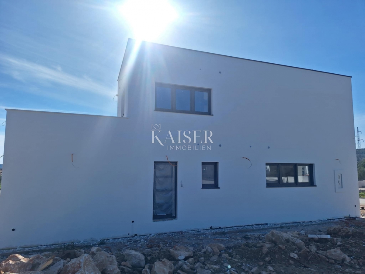 Vodice - Moderna dvonadstropna vila z garažo in prostornimi terasami