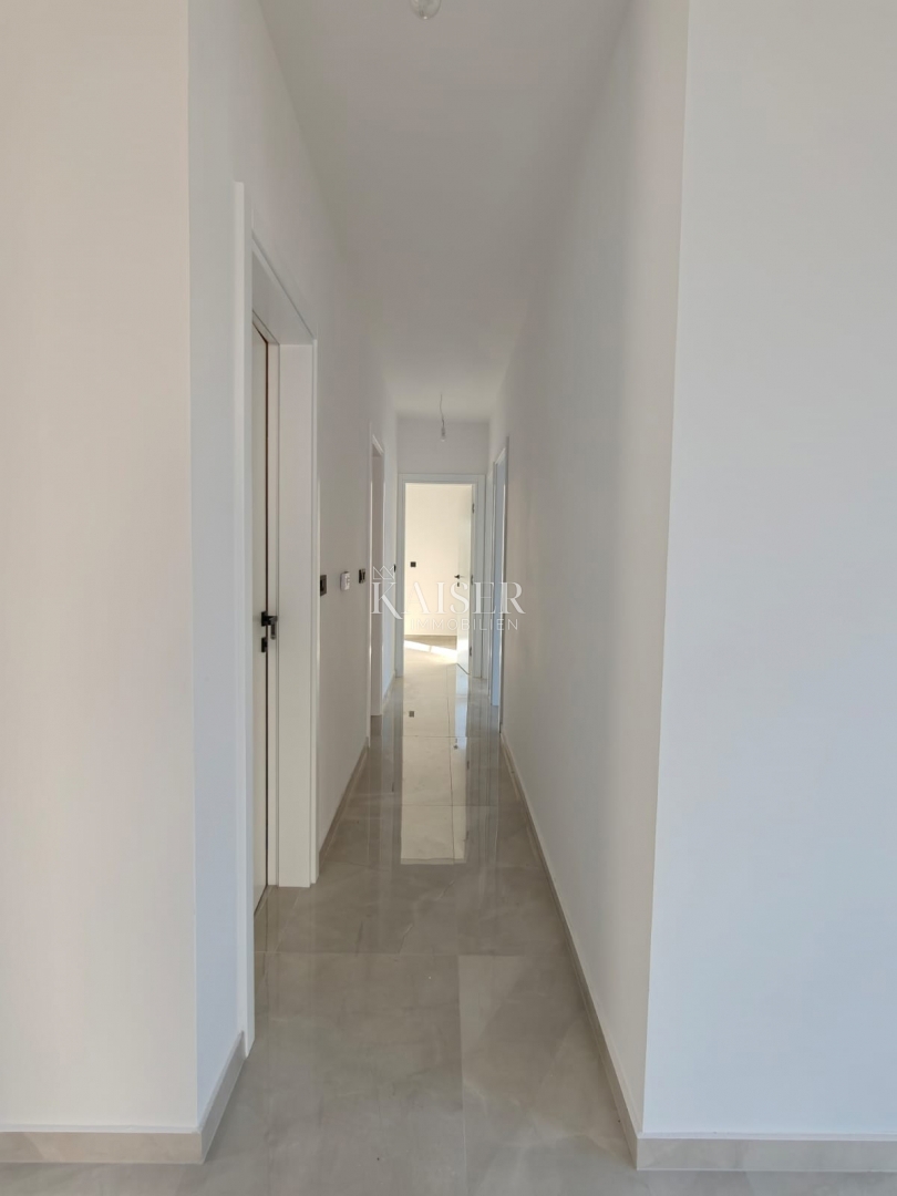 Stanovanje Okrug Gornji, Okrug, 80,08m2