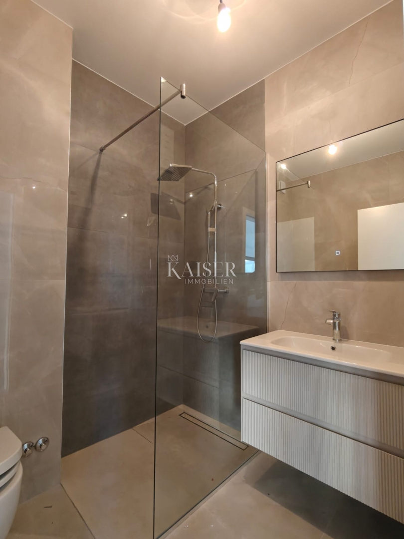 Stanovanje Okrug Gornji, Okrug, 80,08m2