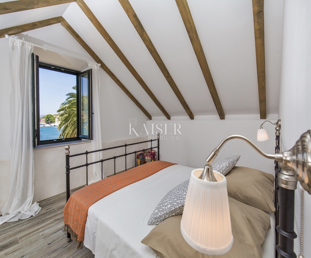 Otok Šipan - kamnita hiša ob morju