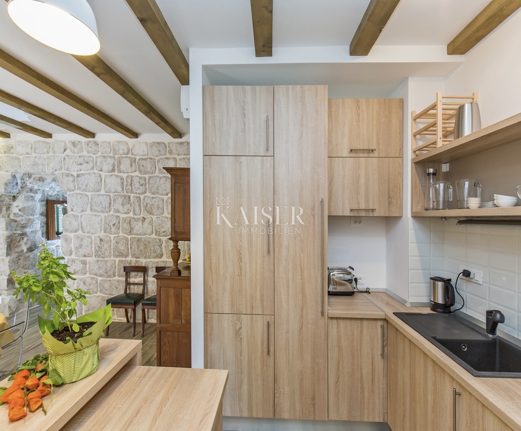 Otok Šipan - kamnita hiša ob morju