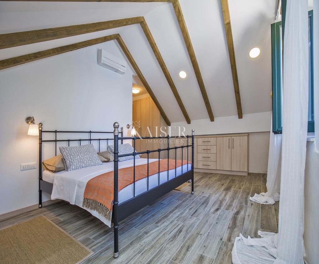 Otok Šipan - kamnita hiša ob morju