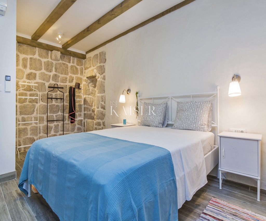 Otok Šipan - kamnita hiša ob morju