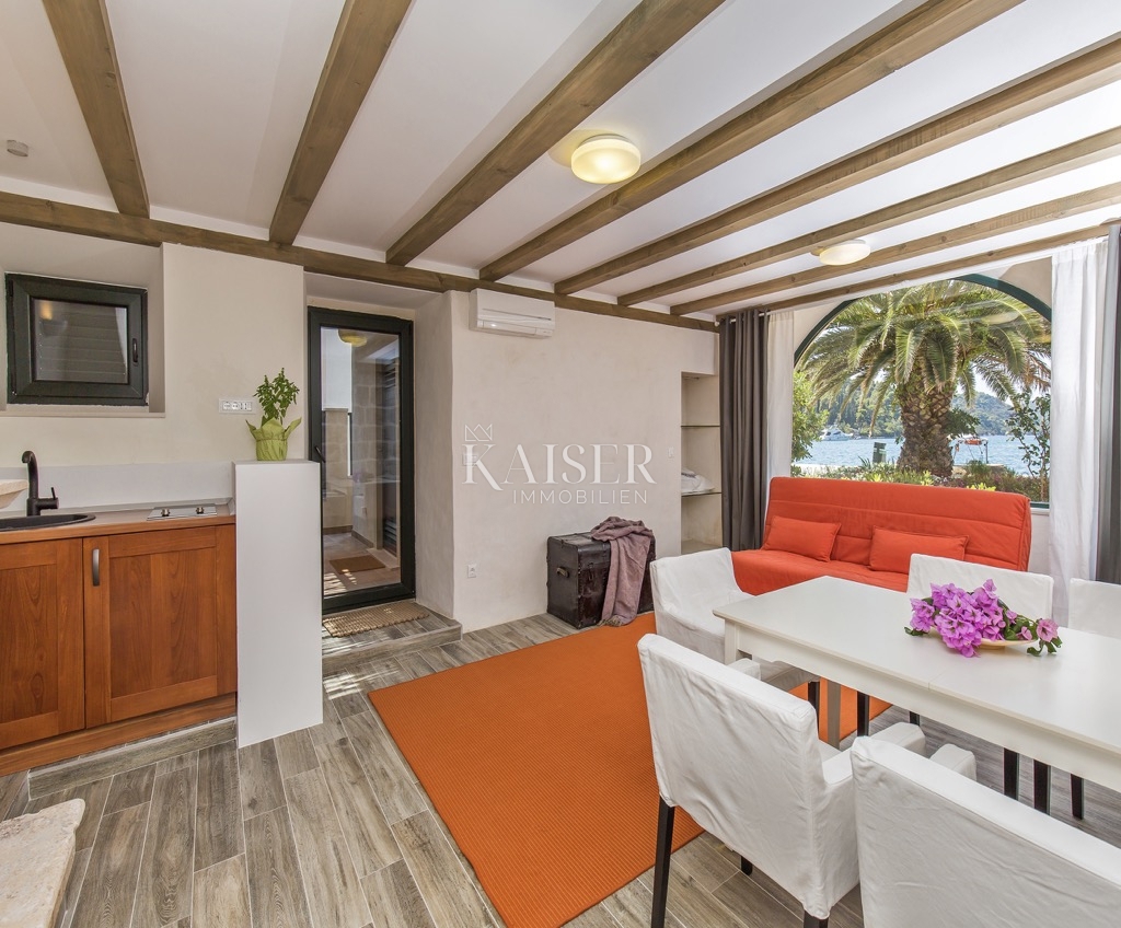 Otok Šipan - kamnita hiša ob morju