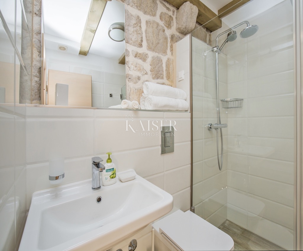 Otok Šipan - kamnita hiša ob morju