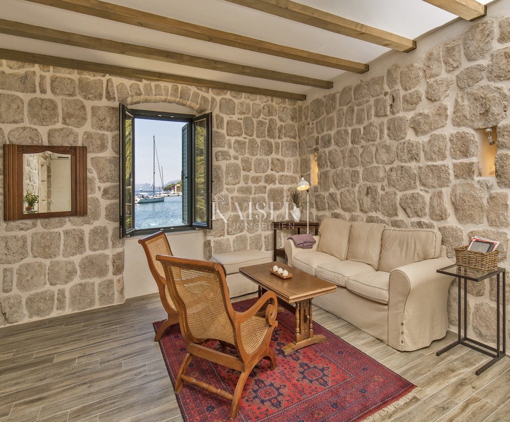 Otok Šipan - kamnita hiša ob morju