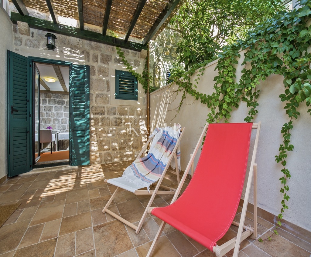 Otok Šipan - kamnita hiša ob morju