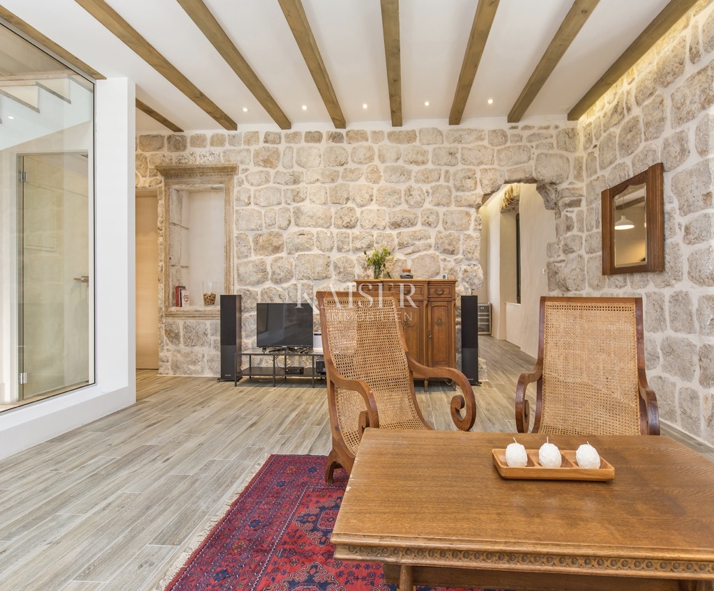 Otok Šipan - kamnita hiša ob morju