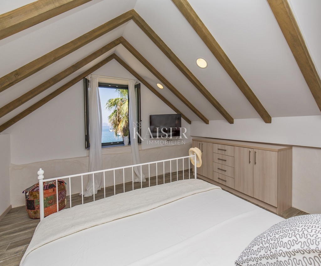 Otok Šipan - kamnita hiša ob morju