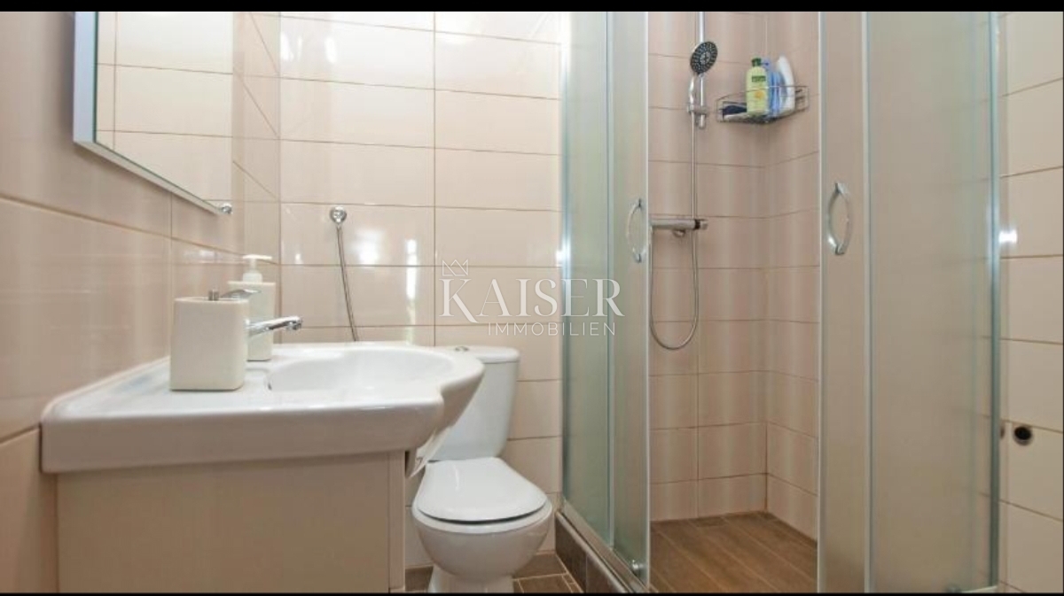 Istra, Medulin - polsamostojna hiša z dvema apartmajema s pogledom na morje