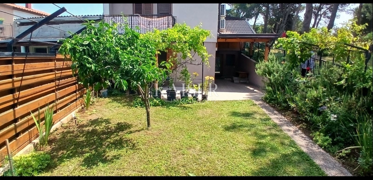 Istra, Medulin - polsamostojna hiša z dvema apartmajema s pogledom na morje