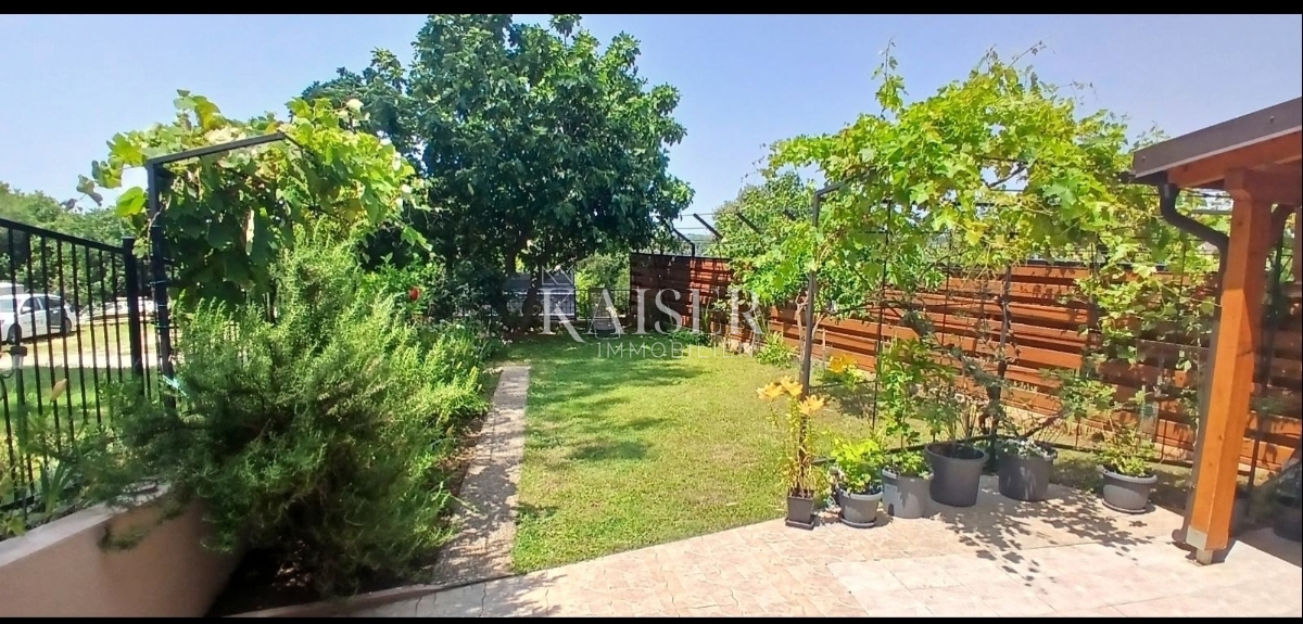 Istra, Medulin - polsamostojna hiša z dvema apartmajema s pogledom na morje