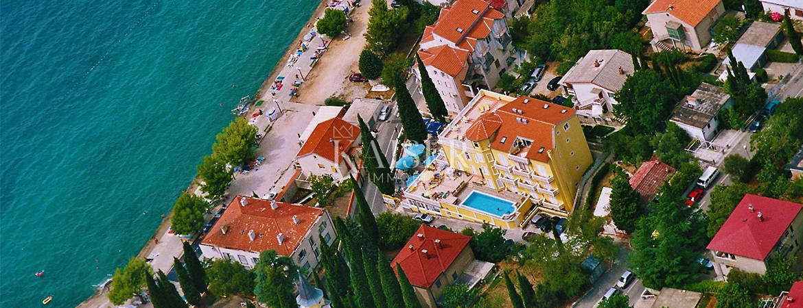 Crikvenica - Impresiven hotel v bližini morja