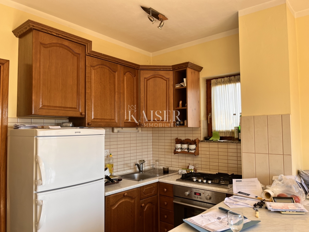 Reka, Marinići - hiša s poslovnimi prostori na priljubljeni lokaciji