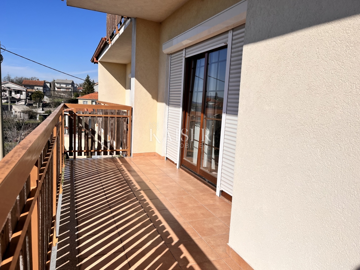 Reka, Marinići - hiša s poslovnimi prostori na priljubljeni lokaciji