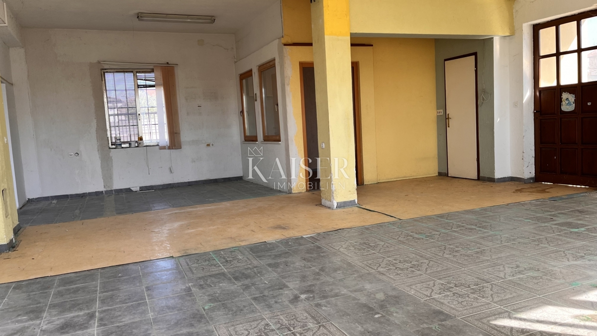 Reka, Marinići - hiša s poslovnimi prostori na priljubljeni lokaciji