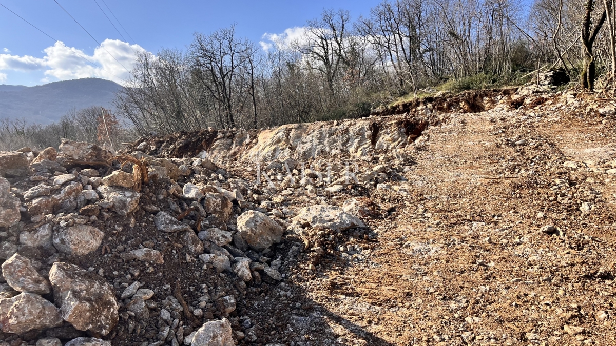 Matulji – gradbeno zemljišče 911 m² z razgledom in projektom za hišo s tremi stanovanji