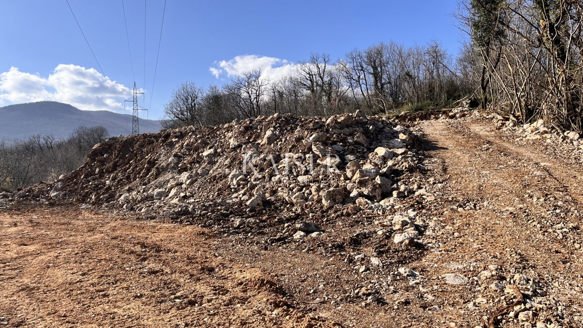 Matulji – gradbeno zemljišče 911 m² z razgledom in projektom za hišo s tremi stanovanji