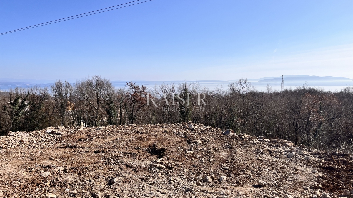Matulji – gradbeno zemljišče 911 m² z razgledom in projektom za hišo s tremi stanovanji