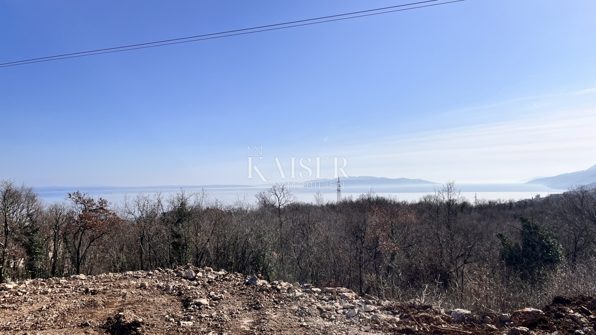 Matulji – gradbeno zemljišče 911 m² z razgledom in projektom za hišo s tremi stanovanji