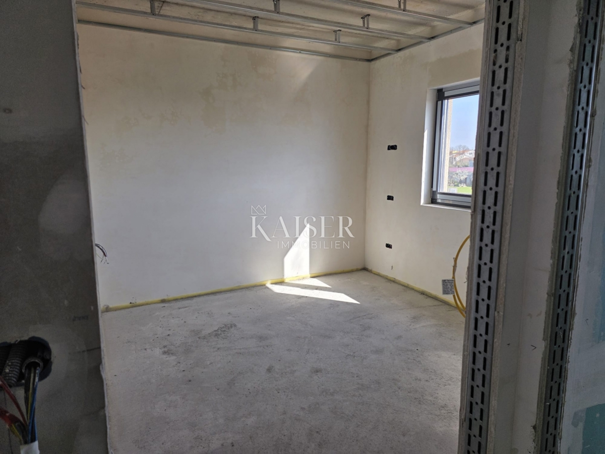 Istra, Poreč - stanovanje v pritličju z vrtom 400 m2