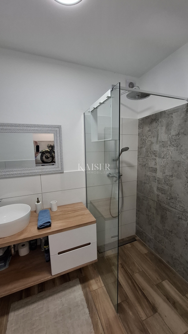 Istra, Kaštelir - Hiša z dvema apartmajema, 188m2, bazen