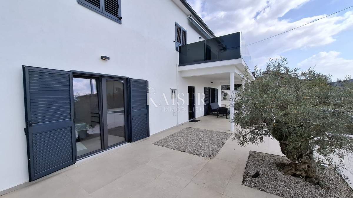 Istra, Kaštelir - Hiša z dvema apartmajema, 188m2, bazen